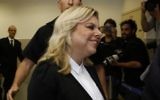 Sara Netanyahu, l'épouse du Premier ministre Benjamin Netanyahu, assiste à une audience de la cour pour témoigner dans une affaire qui l'oppose à un ancien employé de la résidence du Premier ministre, Jérusalem, le 10 mai 2015. (Crédit :  Gali Tibbon / AFP)