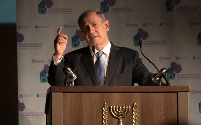 Le Premier ministre israélien Benjamin Netanyahu prononce un discours lors du 5e Forum mondial de lutte contre l'antisémitisme, à l'International Convention Center, à Jérusalem, le 12 mai 2015. (Crédit : AFP PHOTO / MENAHEM KAHANA) Le Premier ministre israélien Benjamin Netanyahu prononce un discours lors du 5e Forum mondial de lutte contre l'antisémitisme, à l'International Convention Center, à Jérusalem, le 12 mai 2015. (Crédit : AFP PHOTO / MENAHEM KAHANA)