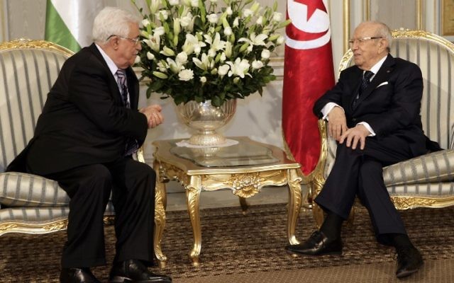 Le président tunisien Béji Caïd Essebsi (d) parle à Mahmoud Abbas lors d'une réunion au Palais de Carthage à Tunis, le 12 mai 2015. (Crédit : AFP PHOTO / FETHI BELAID