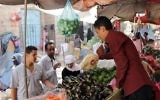 Profitant de la trêve les habitants achètent des légumes sur un marché de la vieille ville dans le sud-ouest du Yémen à Taez, le 13 mai 2015 (Crédit :AFP PHOTO / Abdel Rahman ABDALLAH)