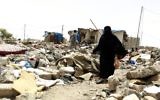 Une Yéménite au milieu des décombres des maisons détruites par une frappe aérienne saoudienne sur une zone résidentielle en avril 2015, dans la capitale Sanaa, le 18 mai 2015. (Crédit : Mohammed Huwais/AFP)