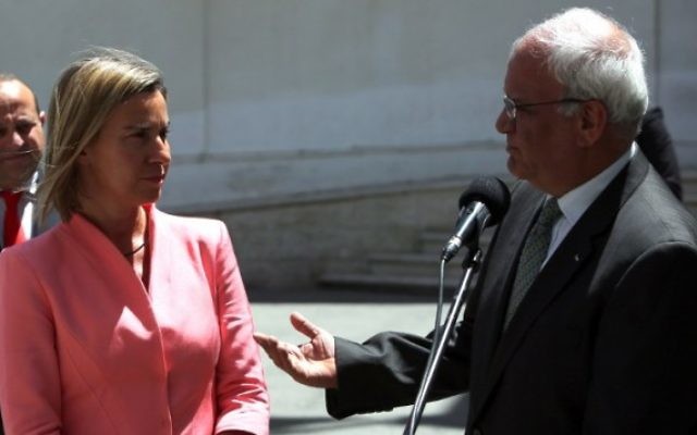 La chef de la diplomatie de l'UE, Federica Mogherini et Saeb Erekat en conférence de presse à Ramallah, le 20 mai 2015 (Crédit : AFP / ABBAS MOMANI) La chef de la diplomatie de l'UE, Federica Mogherini et Saeb Erekat en conférence de presse à Ramallah, le 20 mai 2015 (Crédit : AFP / ABBAS MOMANI)