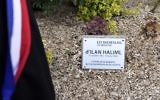 La stèle rendant hommage à Ilan Halimi à Bagneux, le 5 mai 2015. (Crédit : Alain Jocard/AFP)