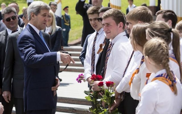 John Kerry (g) parle avec les enfants russes au Monument commémoratif de guerre Zakovkzalny à Sotchi, le 12 mai 2015 (Crédit : Joshua Roberts/afp) John Kerry (g) parle avec les enfants russes au Monument commémoratif de guerre Zakovkzalny à Sotchi, le 12 mai 2015 (Crédit : Joshua Roberts/afp)