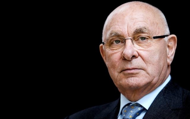 Cette photo du 6 mars 2015 montre le le président de la Fédération de football (KNVB) néerlandaise Michael van Praag  tenant une conférence de presse à l'aéroport de Schiphol, près d'Amsterdam (Crédit : AFP PHOTO / ANP / Koen Van WEEL)