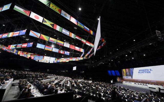 Une vue générale du 65e congrès de la FIFA tandis que Sepp Blatter délivre le discours d'ouverture (Crédit : AFP PHOTO / FABRICE COFFRINI) Une vue générale du 65e congrès de la FIFA tandis que Sepp Blatter délivre le discours d'ouverture (Crédit : AFP PHOTO / FABRICE COFFRINI)