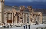 Une photo prise le 14 mars 2014 montre des citoyens syriens marchant dans la ville antique de Palmyre, à 215 km au nord-est de Damas. L'État islamique (EI), qui se vante d'avoir détruit des sites antiques en Irak, menace l'ancien joyau de Palmyre, un site inscrit au patrimoine mondial de l'UNESCO, le 14 mai 2015 (Crédit : AFP PHOTO / JOSEPH EID)