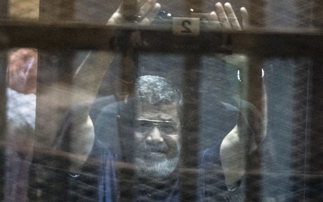 L'ancien président égyptien Mohammed Morsi dans sa cellule, lors de son procès, le 16 mai 2015 (Crédit : AFP) L'ancien président égyptien Mohammed Morsi dans sa cellule, lors de son procès, le 16 mai 2015 (Crédit : AFP)