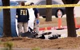 Un agent du FBI étudie la zone où les débris d'une voiture qui a été explosé par la police par mesure de précaution, près du centre Curtis Culwell le 4 mai 2015 à Garland au Texas après une fusillade  (Crédit : AFP / JARED L.CHRISTOPHER)