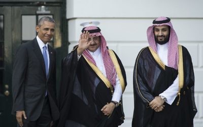 Le président américain Barack Obama accueille le prince héritier saoudien Mohammed bin Nayef (au centre) et le prince Mohammed bin Sultan (à droite) à la Maison Blanche à Washington, DC, le 13 mai 2015. Obama a accueilli les dirigeants du Conseil de coopération du Golfe (CCG ) pour apaiser leurs craintes sur un accord potentiel nucléaire avec l'Iran et aborder les questions de sécurité régionale (Crédit : AFP PHOTO / NICHOLAS KAMM)