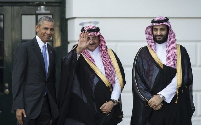 Le président américain Barack Obama accueille le prince héritier saoudien Mohammed bin Nayef (au centre) et le prince Mohammed bin Sultan (à droite) à la Maison Blanche à Washington, DC, le 13 mai 2015. Obama a accueilli les dirigeants du Conseil de coopération du Golfe (CCG ) pour apaiser leurs craintes sur un accord potentiel nucléaire avec l'Iran et aborder les questions de sécurité régionale (Crédit : AFP PHOTO / NICHOLAS KAMM) Le président américain Barack Obama accueille le prince héritier saoudien Mohammed bin Nayef (au centre) et le prince Mohammed bin Sultan (à droite) à la Maison Blanche à Washington, DC, le 13 mai 2015. Obama a accueilli les dirigeants du Conseil de coopération du Golfe (CCG ) pour apaiser leurs craintes sur un accord potentiel nucléaire avec l'Iran et aborder les questions de sécurité régionale (Crédit : AFP PHOTO / NICHOLAS KAMM)