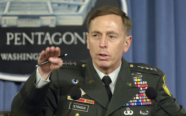 Le général de l'armée américaine David H. Petraeus, commandant de la Force multinationale en Irak, s'adressant aux journalistes, au Pentagone, le 26 avril 2007, à propos de sa vision de la situation militaire en Irak. (Crédit : Robert D. Ward/Wikimedia/Domaine public) Le général de l'armée américaine David H. Petraeus, commandant de la Force multinationale en Irak, s'adressant aux journalistes, au Pentagone, le 26 avril 2007, à propos de sa vision de la situation militaire en Irak. (Crédit : Robert D. Ward/Wikimedia/Domaine public)