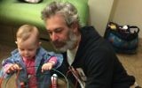 Le chanteur Matisyahu avec sa fille Sasha Lil, le 12 mai 2015. (Crédit : Matisyahyu / Facebook)