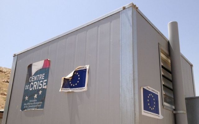 Une dépendance financée par l'UE à Arareh, à l'est de Jérusalem, le 29 avril 2015 (Crédit : Elhanan Miller / Times of Israël)
