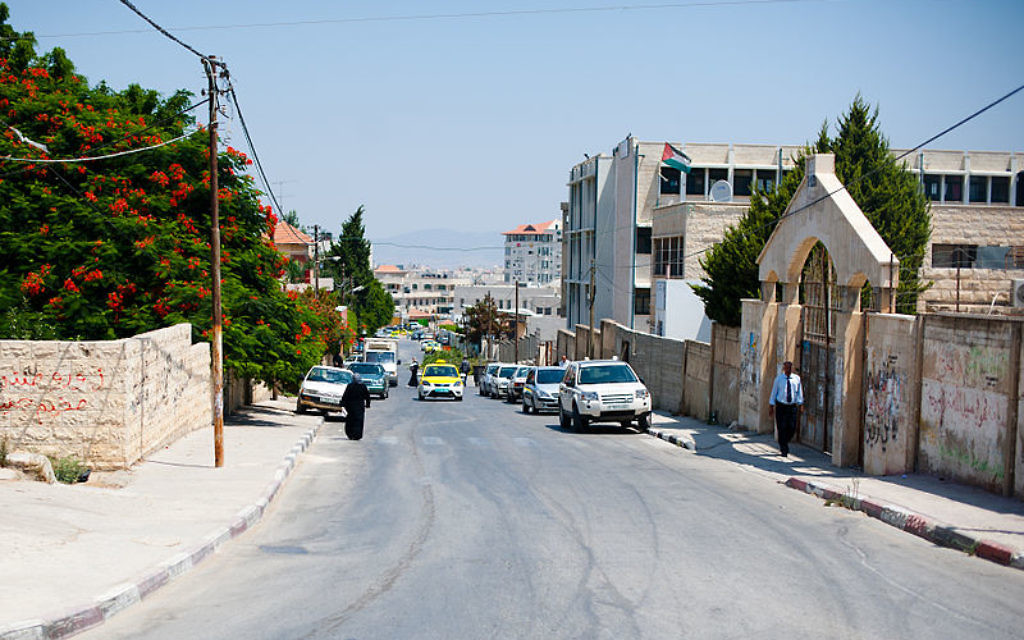 Une rue de Jénine (Crédit : Almonroth, Wikipedia)
