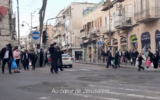 Capture d’écran de Mea Shearim dans les Shtisel (Crédit : YouTube)