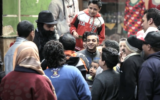Capture d’écran du journaliste égyptien déguisé en juif religieux dans les rues du Caire (Crédit : YouTube)