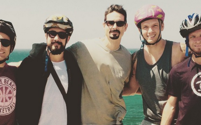 Les cinq membres des Backstreet Boys à la plage de Tel-Aviv (Courtesy Brian Littrell Instagram) Les cinq membres des Backstreet Boys à la plage de Tel-Aviv (Courtesy Brian Littrell Instagram)