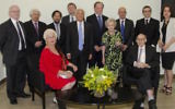 Les lauréats du Prix Dan David. De gauche à droite, première rangée : Gabriela David, Pierre Nora, Brenda Milner, Marvin Minsky ; à l'arrière : Peter St. George-Hyslop, Saul Firedlander, M. Krzysztof Czyzewski, John A. Hardy, Itamar Rabinovich, Joseph Klafter, Ariel David, et Katherine E. Fleming. (Autorisation)