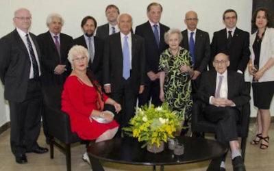 Les lauréats du Prix Dan David. De gauche à droite, première rangée : Gabriela David, Pierre Nora, Brenda Milner, Marvin Minsky ; à l'arrière : Peter St. George-Hyslop, Saul Firedlander, M. Krzysztof Czyzewski, John A. Hardy, Itamar Rabinovich, Joseph Klafter, Ariel David, et Katherine E. Fleming. (Autorisation)