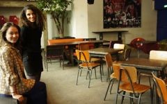 Inès et Kenza à "La Bellevilloise", dans la salle où se tiendra le festival (Crédit : Pèlerinage en décalage)