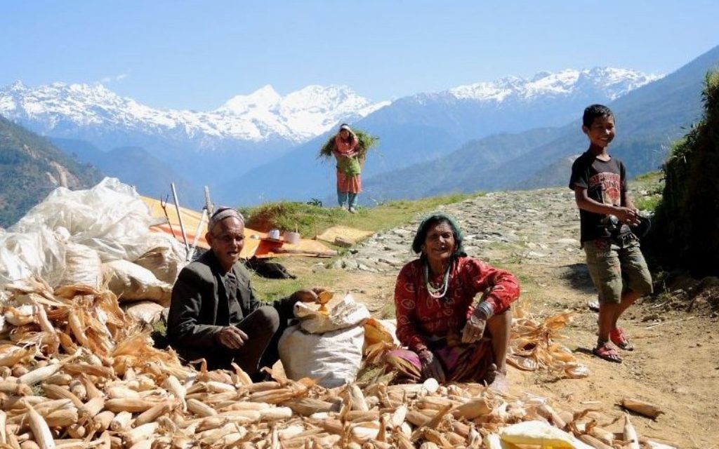 Une famille tente de sauver une partie de leur nourriture récupérée d'une maison effondrée dans le village reculé de Tar, dans le district de Sindhupalchuk au Népal, le 1er mai 2015 (Crédit photo: Melanie Lidman / Times of Israël)