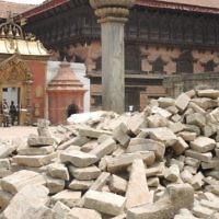 Les décombres du temple Vatsala Durga dans la vieille ville de Bhaktapur (Crédit : Melanie Lidman/Times of Israel)