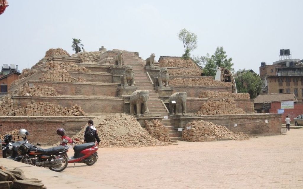 Un temple détruit sur le square Durbar, dans la vieille ville de Bhaktapur, en périphérie de Katmandou.(Crédit : Melanie Lidman / Times of Israël)