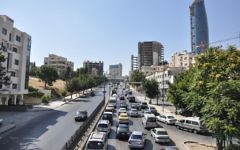 Le trafic de la mi-journée tandis que les gens rentrent chez eux à partir après 15 heures (Crédit : Michal Shmulovich / Times of Israël)