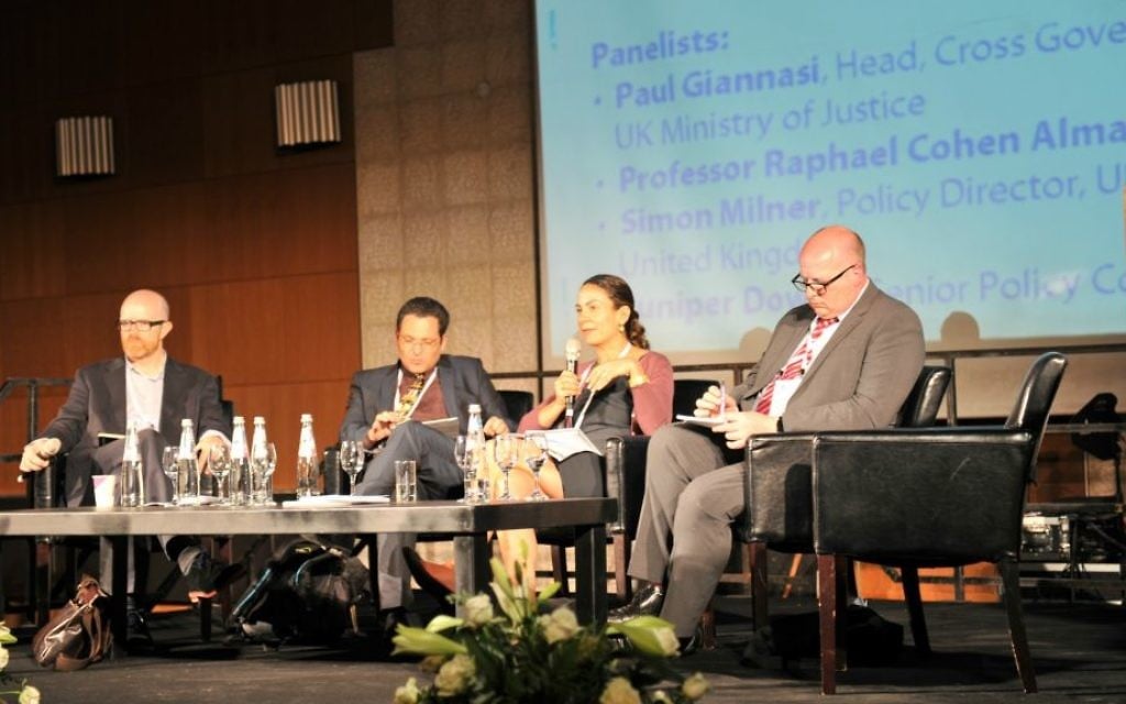 Les panélistes lors d'une session sur le discours de haine sur Internet lors du 5e Forum mondial de lutte contre l'antisémitisme à Jérusalem, le 13 mai 2015. De gauche à droite: Simon Milner Facebook, le professeur Raphael Cohen Almagor, Juniper Downs de Google, et le ministre britannique de la Justice Paul Giannasi (Crédit : Autorisation Eliram Mandel - MFA) Les panélistes lors d'une session sur le discours de haine sur Internet lors du 5e Forum mondial de lutte contre l'antisémitisme à Jérusalem, le 13 mai 2015. De gauche à droite: Simon Milner Facebook, le professeur Raphael Cohen Almagor, Juniper Downs de Google, et le ministre britannique de la Justice Paul Giannasi (Crédit : Autorisation Eliram Mandel - MFA)