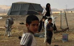 Des Bédouins près de Mitzpe Ramon, dans le Néguev, en août 2009. (Crédit : Kobi Gideon/Flash90)