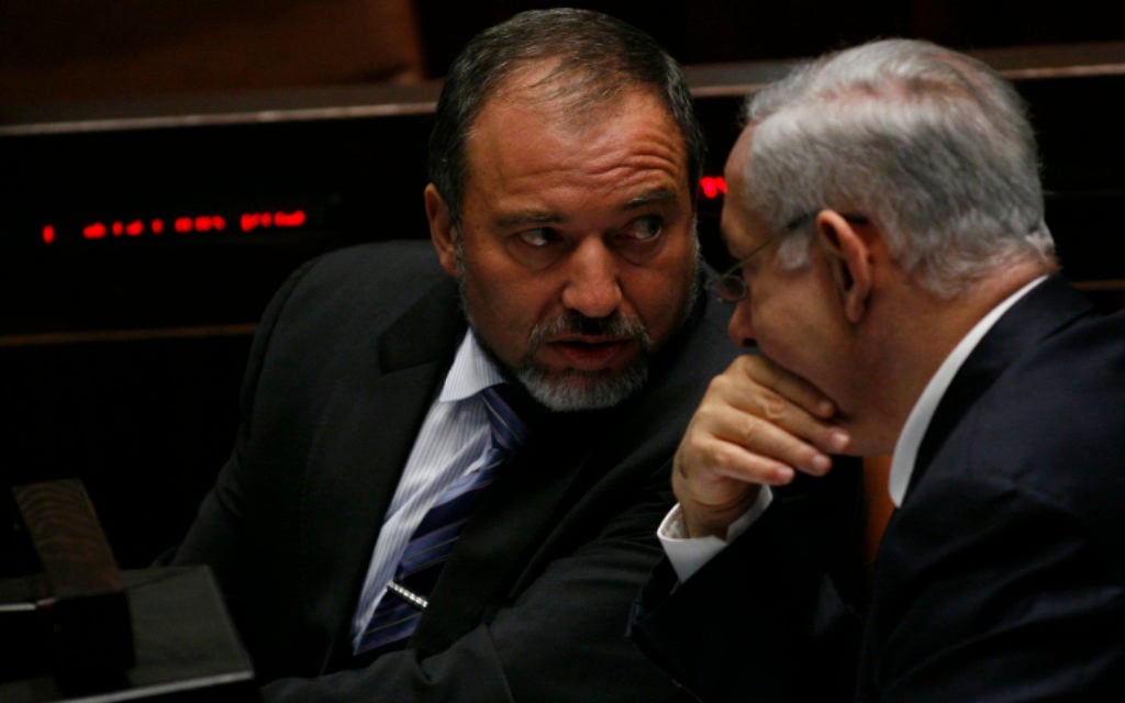 Benjamin Netanyahu (à droite) et Avigdor Liberman à la Knesset. (Crédit : Miriam Alster / Flash90)