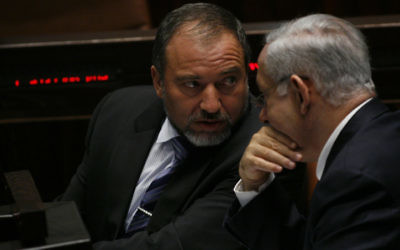 Benjamin Netanyahu (à droite) et Avigdor Liberman à la Knesset. (Crédit : Miriam Alster / Flash90)
