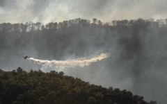 Photo d'un avion luttant contre les incendies en versant de l'eau sur un feu de forêt, le 3 décembre 2010 (Crédit : GILI Yaari / flash 90)