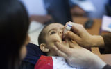 Un enfant recevant un vaccin oral contre la Polio, à Neve Yaakov, à Jérusalem, le 10 septembre 2013. (Crédit : Yonatan Sindel/Flash90)