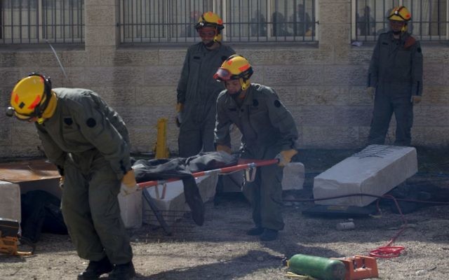 Soldats israéliens dans un exercice d'urgence dans une école pour filles à Pisgat Zeev, Jérusalem, le 24 février 2014. (Flash90) Soldats israéliens dans un exercice d'urgence dans une école pour filles à Pisgat Zeev, Jérusalem, le 24 février 2014. (Flash90)