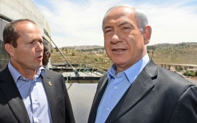Le Premier ministre Benjamin Netanyahu (à droite), et le maire de Jérusalem, Nir Barkat, visitant une arène sportive en cours de construction à Jérusalem, le jeudi 15 mai 2014. (Crédit : Haim Zach / GPO / flash 90)