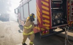 Les pompiers tentant d'éteindre un grand incendie qui avait éclaté à Jérusalem, le 26 août  2014. (Crédit : Yonatan Sindel / Flash90)