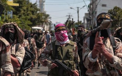 Des partisans palestiniens du Jihad islamique célébrant ce qu'ils disent être une victoire sur Israël, dans la ville de Gaza, le 29 août 2014  (Crédit : Emad Nassar / Flash90)