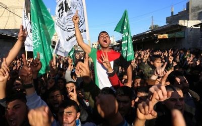 Des hommes palestiniens crient des slogans lors d'un rassemblement près de la frontière de Rafah, entre le sud de la bande de Gaza et l'Egypte le 5 février 2015. (Crédit : Abed Rahim Khatib / Flash90)