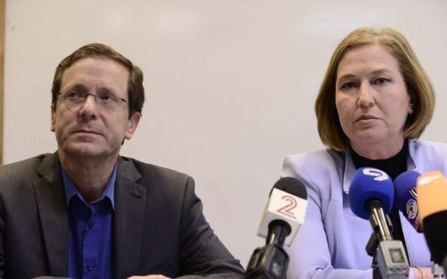 Les dirigeants de l'Union sioniste, les députés Isaac Herzog et Tzipi Livni, lors d'une conférence de presse à Tel Aviv, le 18 mars 2015. (Crédit : Tomer Neuberg/Flash90) Les dirigeants de l'Union sioniste, les députés Isaac Herzog et Tzipi Livni, lors d'une conférence de presse à Tel Aviv, le 18 mars 2015. (Crédit : Tomer Neuberg/Flash90)