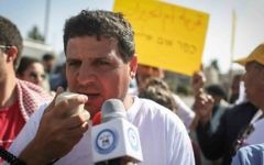 Ayman Odeh parle avec la presse en face de la résidence du président lors d'une manifestation des militants bédouins à Jérusalem, le 29 mars 2015 (Crédit : Hadas Parush / Flash90)