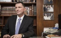 Yuli Edelstein dans son bureau à la Knesset - 15 avril 2015 (Crédit : Hadas Parush/Flash90)