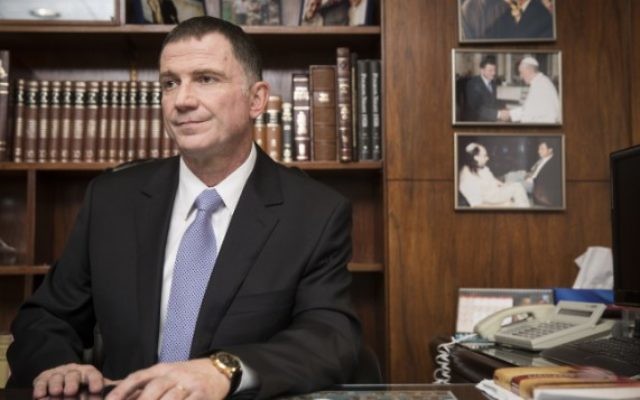 Yuli Edelstein dans son bureau à la Knesset - 15 avril 2015 (Crédit : Hadas Parush/Flash90) Yuli Edelstein dans son bureau à la Knesset - 15 avril 2015 (Crédit : Hadas Parush/Flash90)