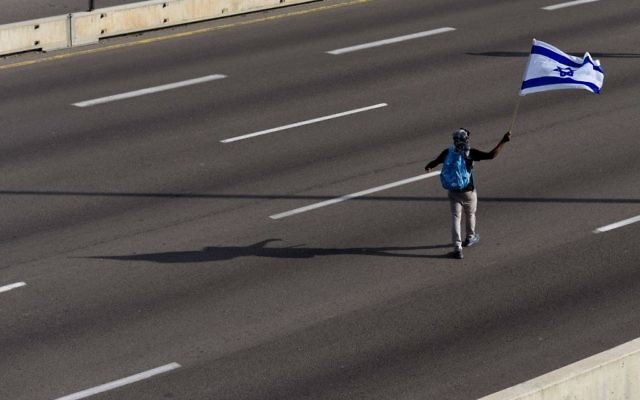 Un manifestant sur l'autoroute d'Ayalon bloqué pour la manifestation contre la violence et le racisme dirigés contre les Israéliens d'origine éthiopienne, le 3 mai 2015. (Crédit : Ben Kelmer / FLASH90) Un manifestant sur l'autoroute d'Ayalon bloqué pour la manifestation contre la violence et le racisme dirigés contre les Israéliens d'origine éthiopienne, le 3 mai 2015. (Crédit : Ben Kelmer / FLASH90)