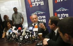 Avigdor Liberman lors de la réunion du parti Yisrael Beytenu à la Knesset le 4 mai 2015 (Crédit photo: Miriam Alster / Flash90)