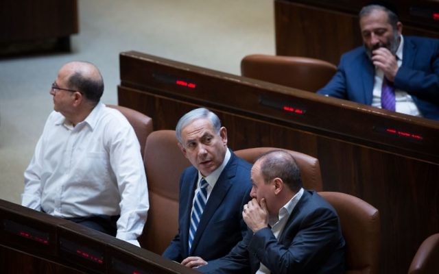 Benjamin Netanyahu à la Knesset, le 4 mai 2015 (Crédit : Miriam Alster / Flash90)