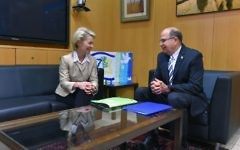 Ursula von der Leyen et Moshe Yaalon à Tel Aviv - 11 mai 2015 (Crédit : Ariel Hermoni / Ministère de la Défense)