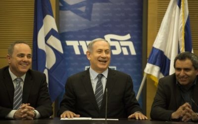 Le Premier ministre Benjamin Netanyahu (au centre) lors d'une réunion du Likud à la Knesset, le 11 mai 2015 (Crédit : Hadas Parush / Flash90)