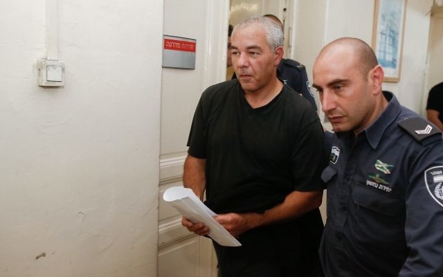 L'escorte policière de l'avocat israélien Ronel Fisher  à la cour de Jérusalem, le 11 mai 2015 (Crédit : Yonatan Sindel / Flash90)